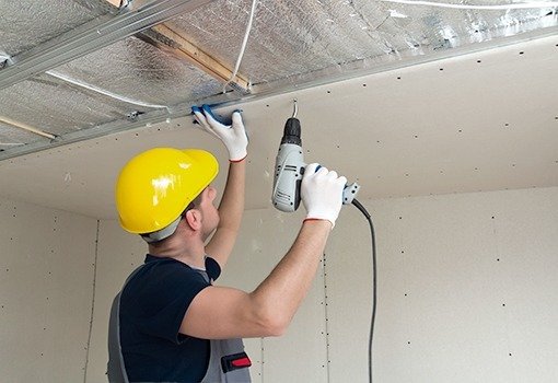 aislamiento- trabajador con casco amarillo